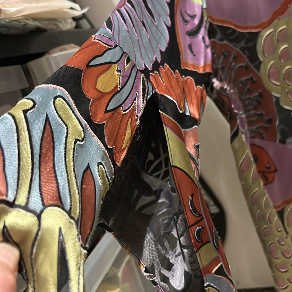 Beautiful artsy silk kimono.Will dress up sny outfit lightweightgreat traveling. - Picture 8 of 16
